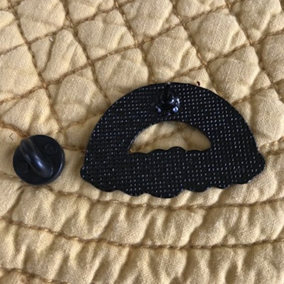 FOLLOW YOUR DAYDREAM Enamel Pin NEW! 543x1 - Picture 3 of 4